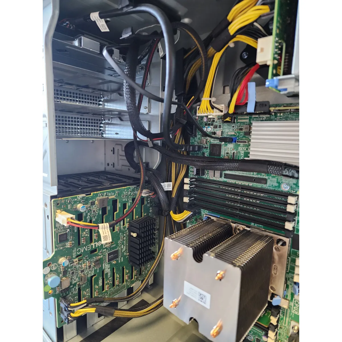 Dell PowerEdge T440 Tower Szervergép Intel Xeon Gold 6138 4Gb DDR4 iDRAC Enterprise 16x SFF PERC H330 #7